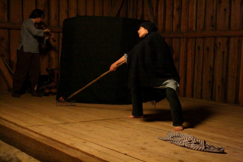 Scena ze spektaklu "Kalevala - fragmenty niepisane" prezentowanego podczas Trzecich Spotkań Teatralnych w Teremiskach