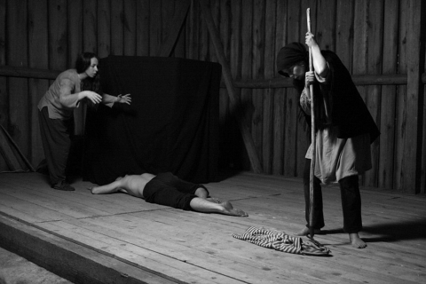 Scena ze spektaklu "Kalevala - fragmenty niepisane" prezentowanego podczas Trzecich Spotkań Teatralnych w Teremiskach
