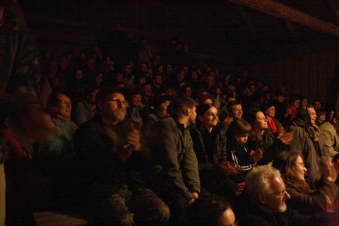 Widzowie spektaklu "Kalevala - fragmenty niepisane" prezentowanego podczas Trzecich Spotkań Teatralnych w Teremiskach