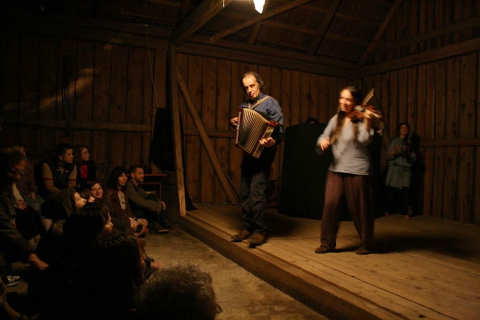 Muzykowanie po spektaklu "Kalevala - fragmenty niepisane" prezentowanym podczas Trzecich Spotkań Teatralnych w Teremiskach