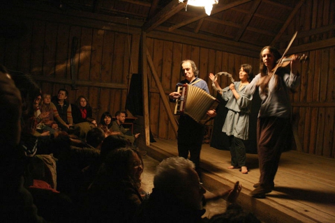 Muzykowanie po spektaklu "Kalevala - fragmenty niepisane" prezentowanym podczas Trzecich Spotkań Teatralnych w Teremiskach
