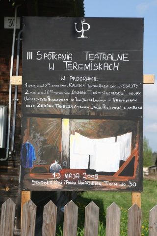 Tablica informująca o programie Trzecich Spotkań Teatralnych w Teremiskach
