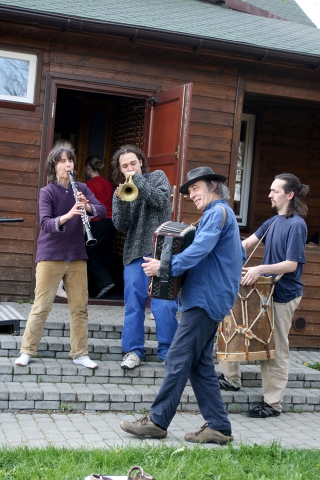 Music-making before a workshop at the J. J. Lipski Common University in Teremiski, organised during the third edition of Theatre Meetings