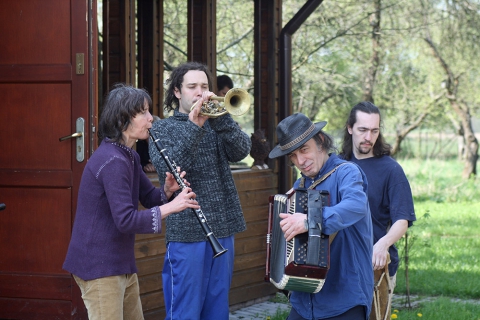 Music-making before a workshop at the J. J. Lipski Common University in Teremiski, organised during the third edition of Theatre Meetings