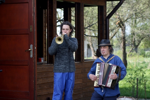 Music-making before a workshop at the J. J. Lipski Common University in Teremiski, organised during the third edition of Theatre Meetings