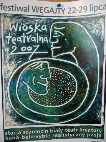 Plakat festiwalu Wioska Teatralna umieszczony w Teatrze Węgajty