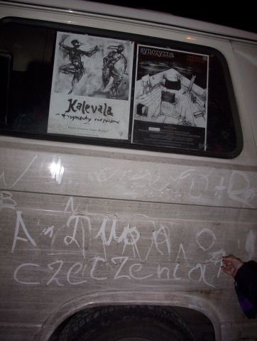 Samochód Teatru Węgajty po zapustach w Ośrodku dla Uchodźców 