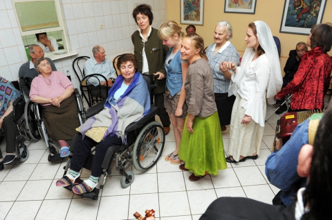 Scena ze spektaklu "Wesele. Domena Publiczna" prezentowanego w Domu Pomocy Społecznej w Jonkowie