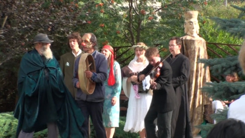 Stopklatka z reportażu "Teatr w Węgajtach", realizacja Katarzyna Lesisz, Alan Kępski