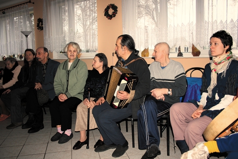 Muzykowanie wspólnie z mieszkańcami Domu Pomocy Społecznej w Jonkowie 