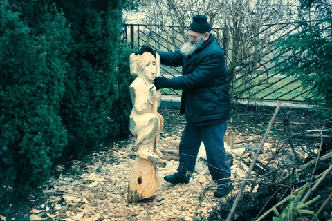 Albin Krajewski w trakcie rzeźbienia
