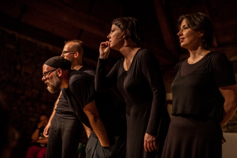 Scena ze spektaklu "Exilium" Teatru Play Back Self 3.0