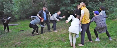 Scena ze spektaklu Innej Szkoły Teatralnej "Rozziew"