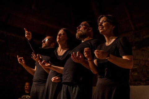 Scena ze spektaklu "Exilium" Teatru Play Back Self 3.0