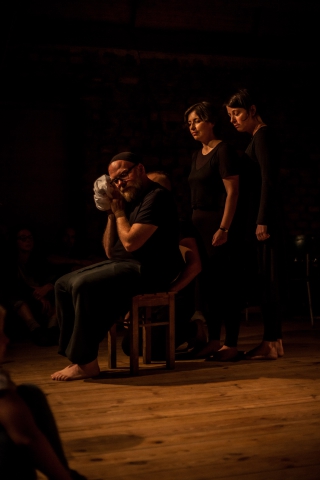 Scena ze spektaklu „Exilium” Teatru Play Back Self 3.0