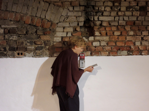 Scena ze spektaklu "Projekt mniej" Innej Szkoły Teatralnej prezentowanego na festiwalu Wioska Teatralna