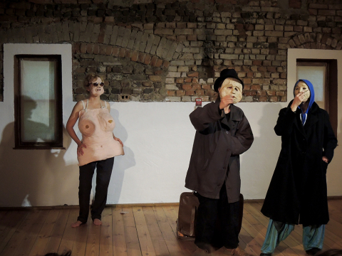 Scena ze spektaklu "Projekt mniej" Innej Szkoły Teatralnej prezentowanego na festiwalu Wioska Teatralna