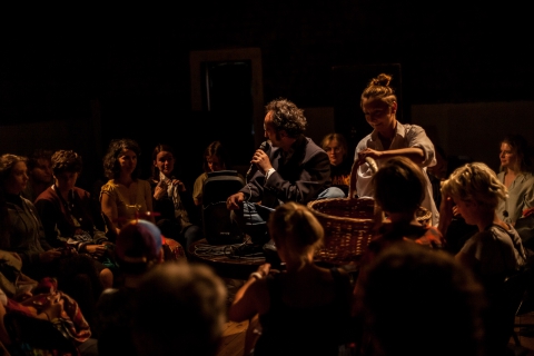 Scena ze spektaklu "Ziemia jest płaska. Dzbanie!" Teatru 3.5