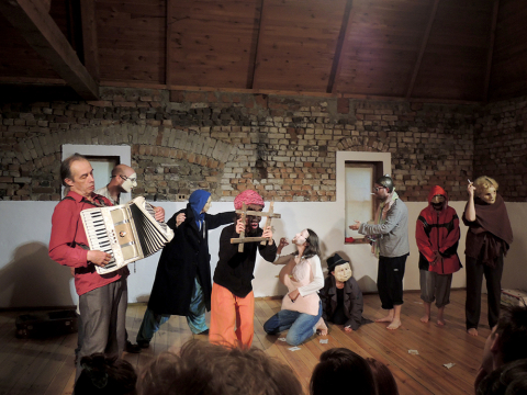 Scena ze spektaklu "Projekt mniej" Innej Szkoły Teatralnej prezentowanego na festiwalu Wioska Teatralna