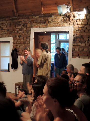Oklaski po spektaklu "Projekt mniej" Innej Szkoły Teatralnej prezentowanym na festiwalu Wioska Teatralna