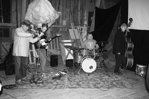 Wieczorne jam session na festiwalu Wioska Teatralna