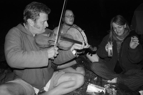 Wieczorne jam session na festiwalu Wioska Teatralna