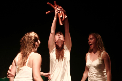 Scena ze spektaklu Teatru Realistycznego ze Skierniewic "Jestem" prezentowanego na festiwalu Wioska Teatralna