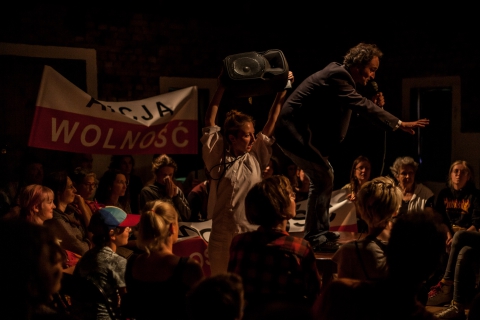 Scena ze spektaklu "Ziemia jest płaska. Dzbanie!" Teatru 3.5