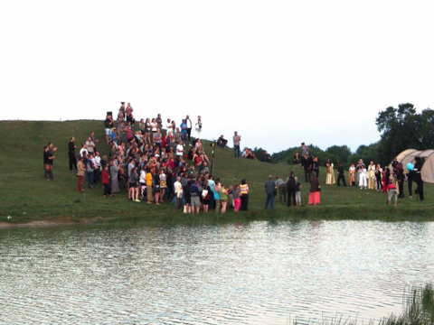 Scena ze spektaklu "Nurt. Spektakl z różnych źródeł" Stowarzyszenia Praktyków Kultury na festiwalu Wioska Teatralna