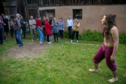 Początkowe sceny spektaklu "Czujność" na festiwalu Wioska Teatralna