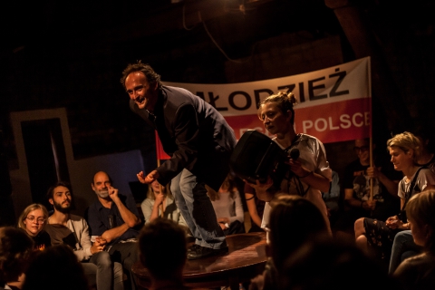 Scena ze spektaklu "Ziemia jest płaska. Dzbanie!" Teatru 3.5