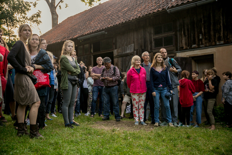 Widzowie podczas pierwszej sceny spektaklu "Czujność" prezentowanego na festiwalu Wioska Teatralna