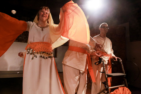 Scena ze spektaklu zespołu Barka "Jak zostać mistrzem?" na festiwalu Wioska Teatralna