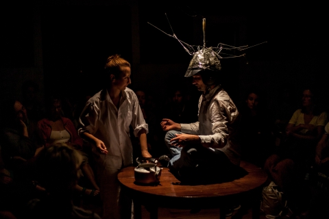 Scena ze spektaklu „Ziemia jest płaska. Dzbanie!” Teatru 3.5