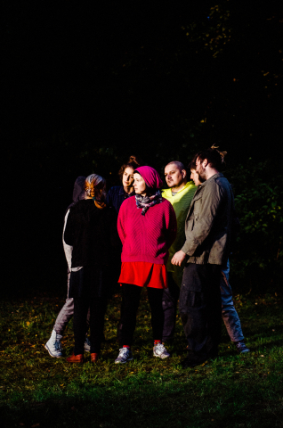 Scena ze spektaklu "Rozziew" prezentowanego podczas festiwalu Wioska Teatralna 