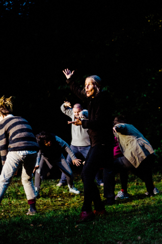 Scena ze spektaklu "Rozziew" prezentowanego podczas festiwalu Wioska Teatralna 