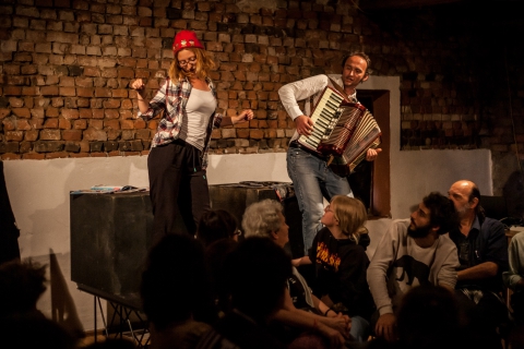 Scena ze spektaklu "Ziemia jest płaska. Dzbanie!" Teatru 3.5