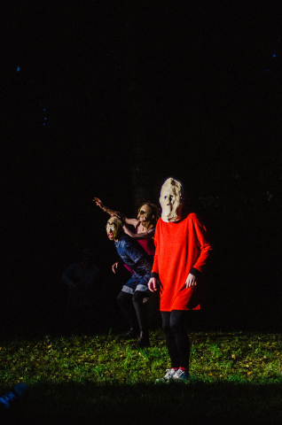 Scena ze spektaklu "Rozziew" prezentowanego podczas festiwalu Wioska Teatralna 