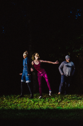 Scena ze spektaklu "Rozziew" prezentowanego podczas festiwalu Wioska Teatralna 