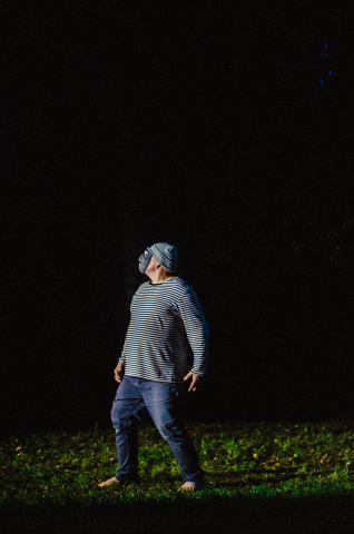 Scena ze spektaklu "Rozziew" prezentowanego podczas festiwalu Wioska Teatralna 