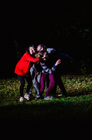 Scena ze spektaklu "Rozziew" prezentowanego podczas festiwalu Wioska Teatralna 