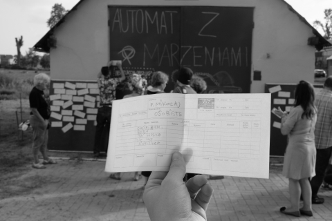 Akcja Performerii Warszawy "Automat z marzeniami" podczas "Happy Jarmarku" w trakcie festiwalu Wioska Teatralna