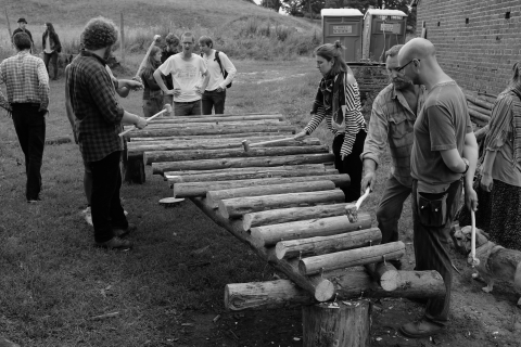 Próba "waldxylofonu" zbudowanego podczas warsztatów prowadzonych przez Jana Kühlinga i Martina Rosie'ego w trakcie festiwalu Wioska Teatralna