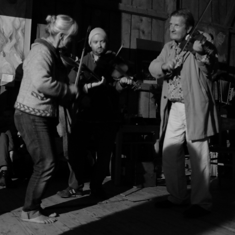 Zaimprowizowane muzykowanie w stodole w trakcie festiwalu Wioska Teatralna