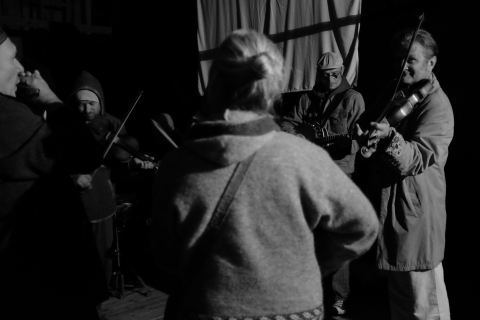 Zaimprowizowany koncert w stodole w trakcie festiwalu Wioska Teatralna