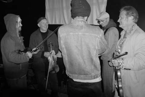 Muzycy podczas zaimprowizowanego koncertu w stodole w trakcie festiwalu Wioska Teatralna