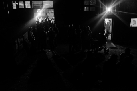 Wieczór. Wejście do stodoły i sali teatralnej podczas festiwalu Wioska Teatralna