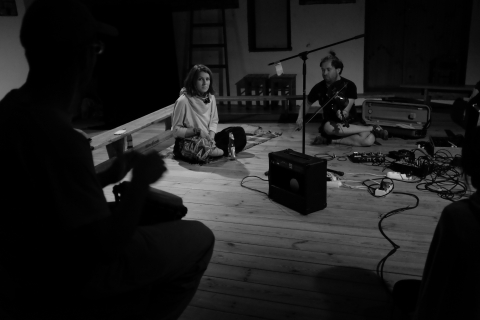 Próba muzyczna w sali teatralnej podczas festiwalu Wioska Teatralna