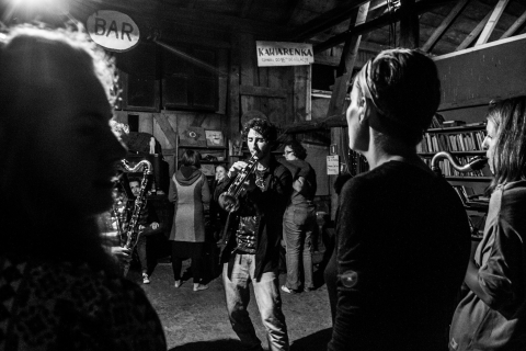 Zaimprowizowane muzykowanie w stodole w trakcie festiwalu Wioska Teatralna