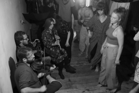 Zaimprowizowane działanie muzyczne i taneczne we foyer teatru w trakcie festiwalu Wioska Teatralna